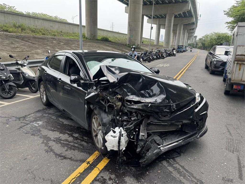 快新聞／五股警匪追逐！開車猛撞偵防車「安全氣囊全炸開」　驚險畫面曝光
