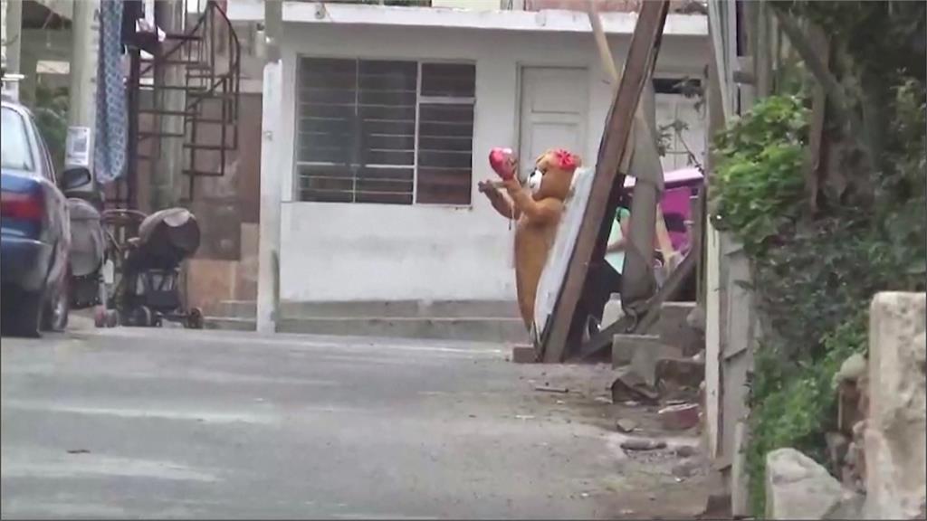 難忘的情人節「禮物」！　祕魯警扮泰迪熊逮女毒販