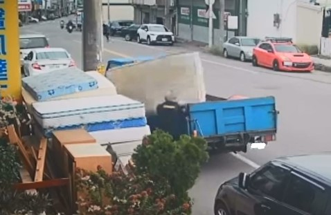 新竹床墊行遭亂丟廢床墊 業者怒PO網揪元凶