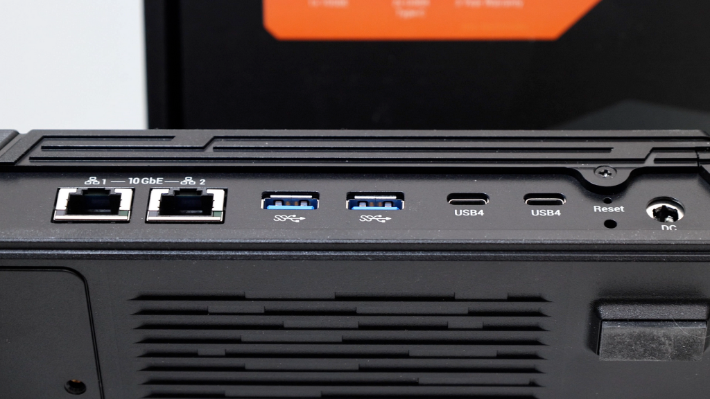 ASUSTOR FS68 系列依舊一支獨秀　12 支 M.2、雙 USB4、雙 10GbE、PCIe Gen4