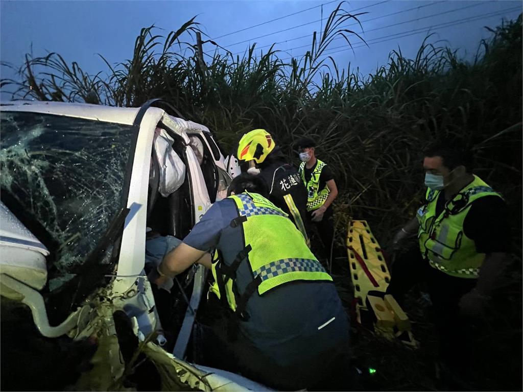 最新／花蓮台9線小貨車衝對向「母子雙亡」整輛車擠扁畫面曝