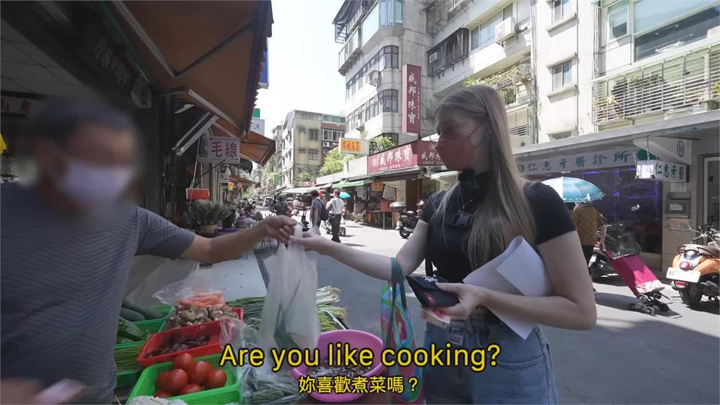 美國正妹挑戰台語買菜 見攤販老闆「英文回覆」笑喊:腦袋當機