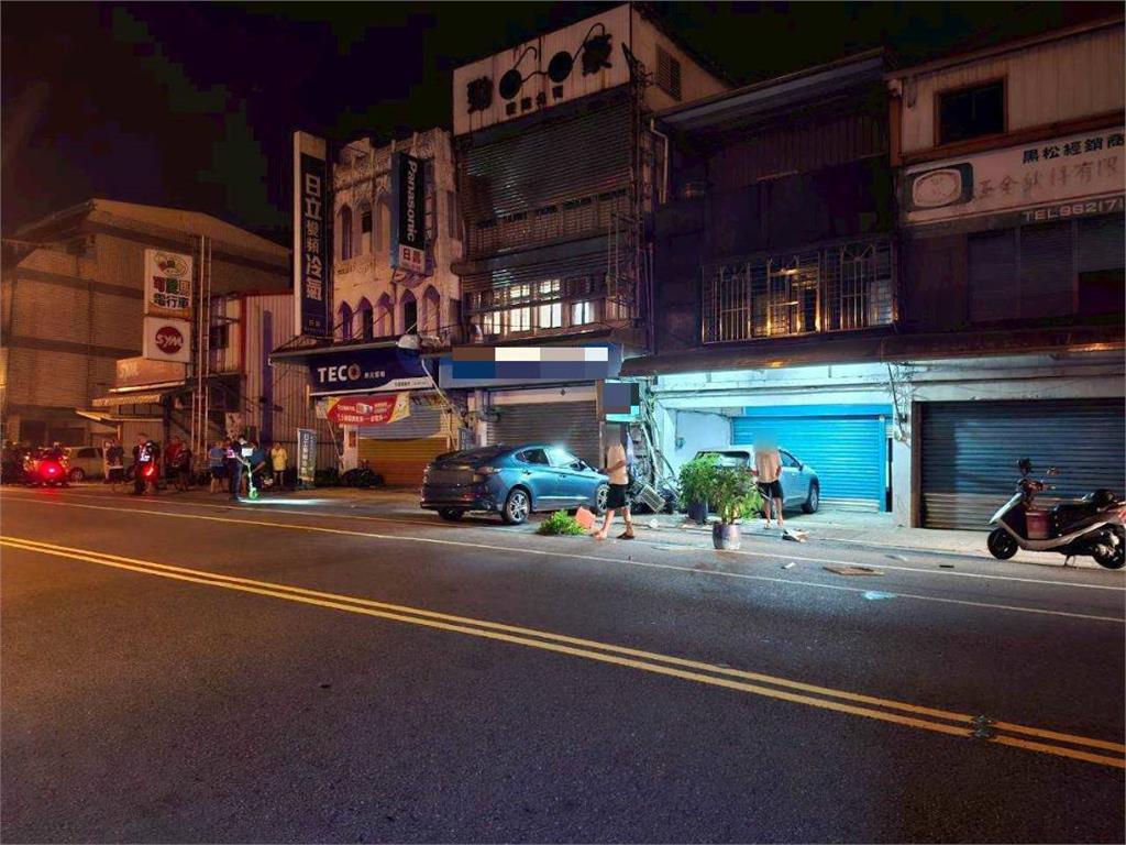 宜蘭小客車疑車速過快失控撞民宅 波及休旅車、冷氣室外機