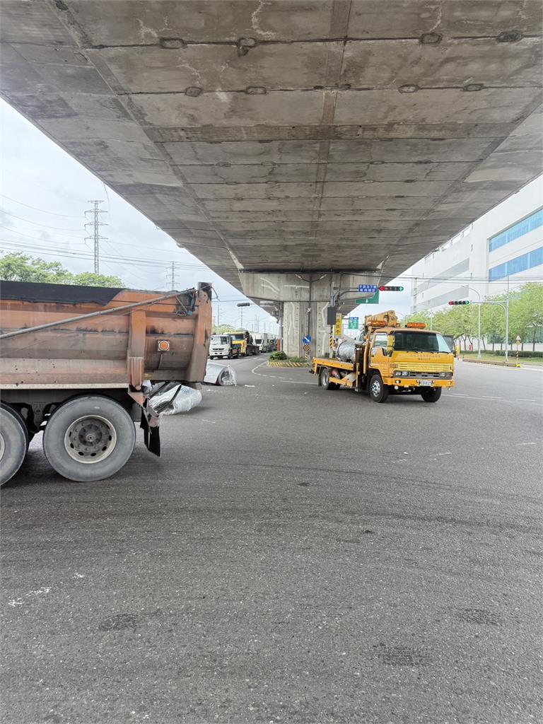 快新聞/高雄林園驚魂!曳引車貨物掉滿地 警方火速排除