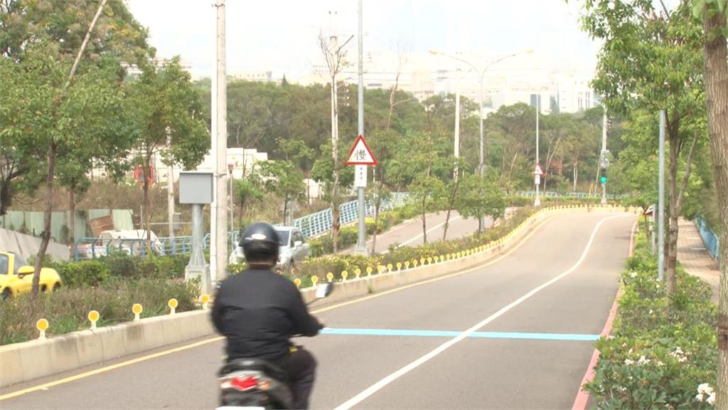 咻咻咻!自行車狂飆超越汽機車 「喀嚓」被拍超速