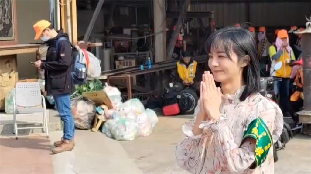日本節目朝聖粉紅超跑 美女主持人扛轎超感動