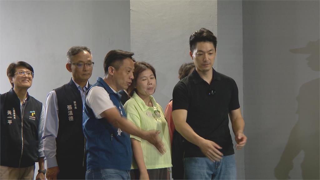雙標？鬍鬚張少東挺蔣藍聲援　饒河攤商貼洋流被「查水表」