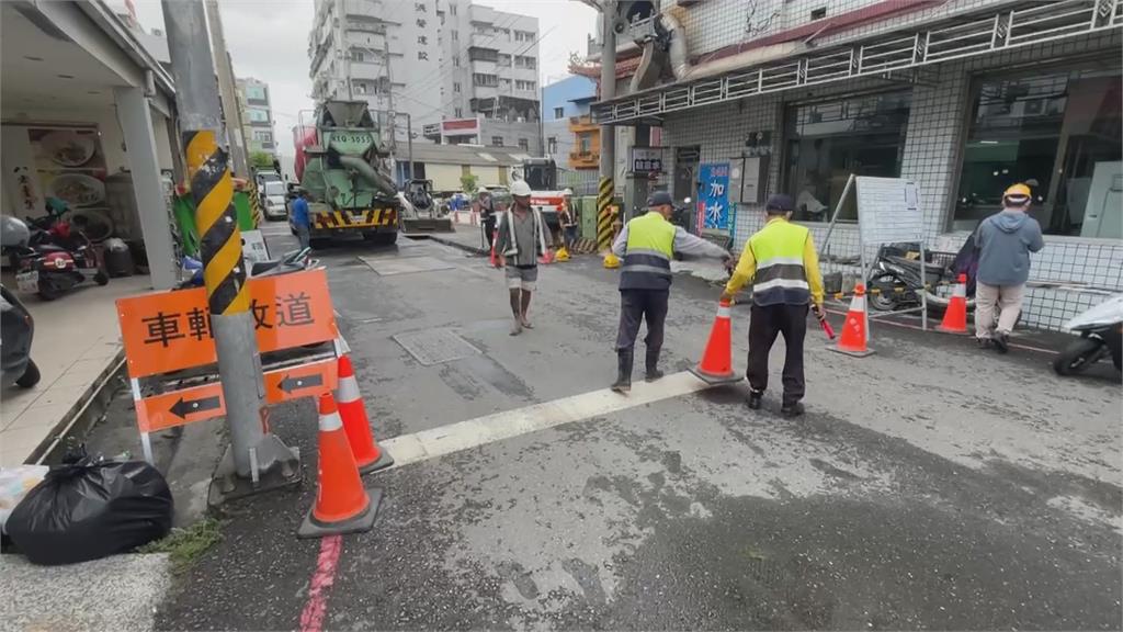 疑雨天視線不佳!轎車誤闖施工區卡坑洞