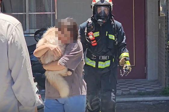 基隆民宅大火!2貓受困4樓幸順利救出 3樓陽台濃煙直竄畫面曝