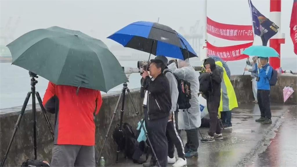 海鯤號第四次潛航測試! 釣客直擊遭軍艦靠近驅離