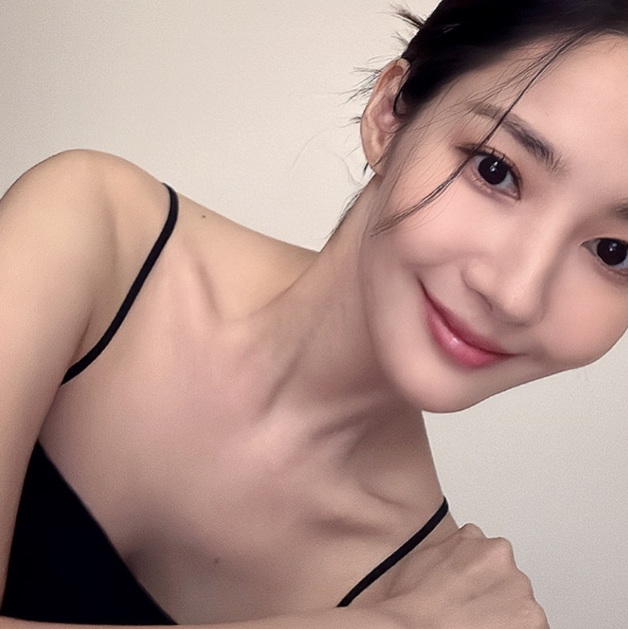 消失半年首露面!朴敏英「零瑕疵狀態」完美回歸 高衩洋裝洩神級美腿