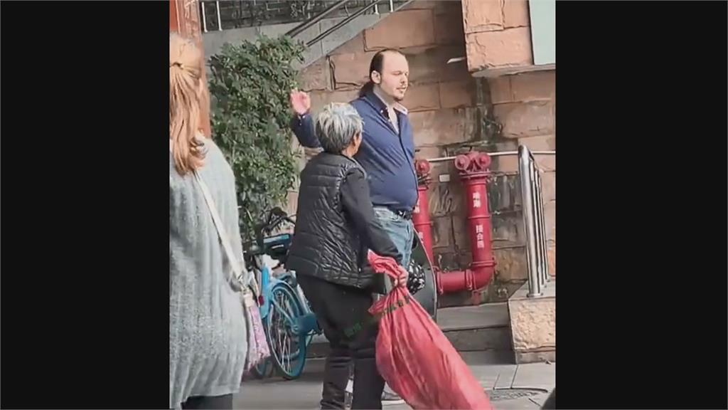 強制老外合照還收費!中國男扮孫悟空討逾百元 網看不下去:這是搶劫