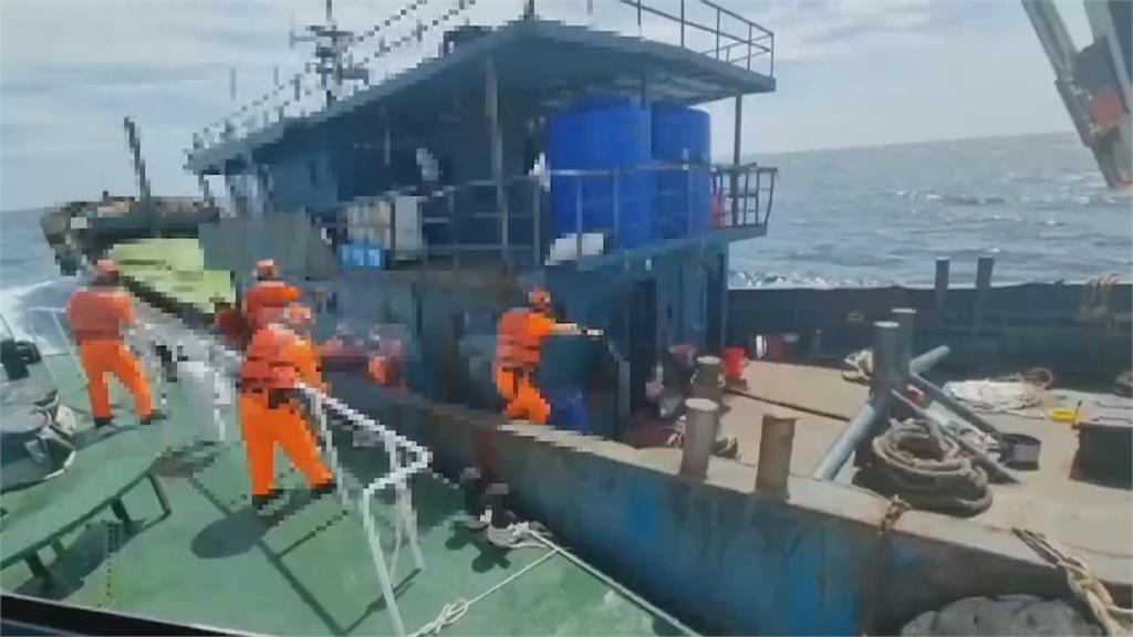2中國船越界作業 海巡攔截上百公斤漁獲、20噸冷凍牛雜