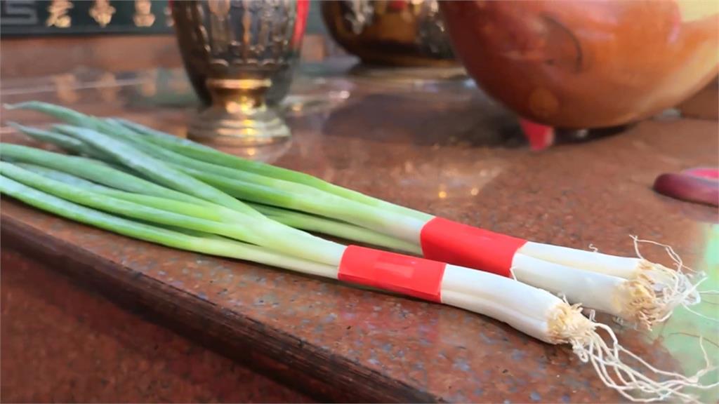 元宵節傳統習俗「偷挽蔥嫁好尪」　鹿耳門天后宮備青蔥供信眾求良緣