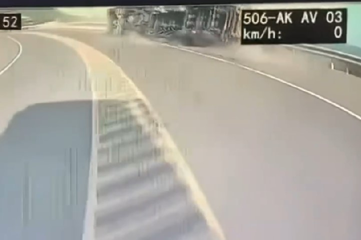 快新聞/新北瑞芳化學槽車翻覆 行車紀錄器畫面曝光