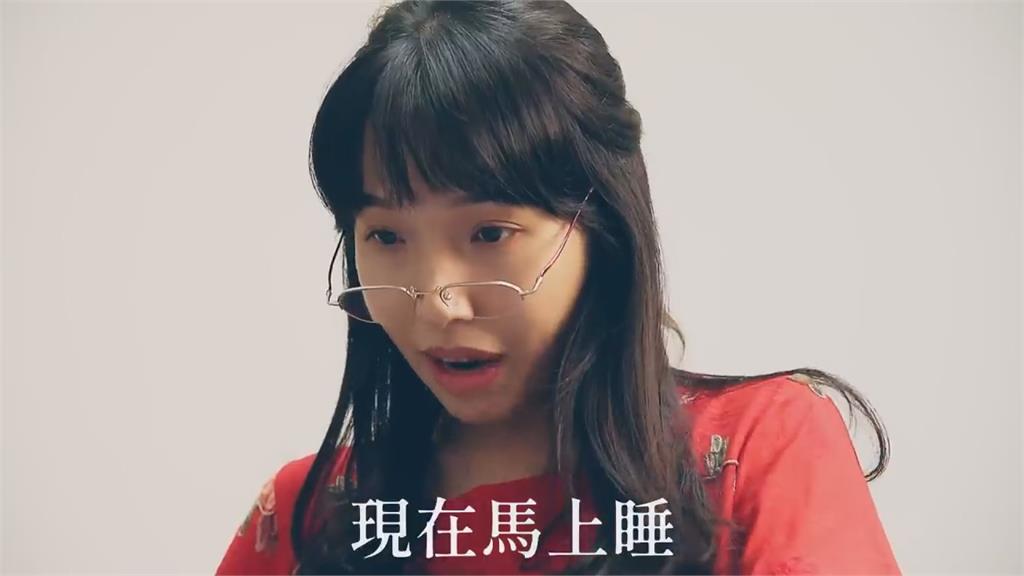 不准熬夜!網紅神還原媽媽催早睡場景 「裝睡被抓包」網笑翻:太真實了
