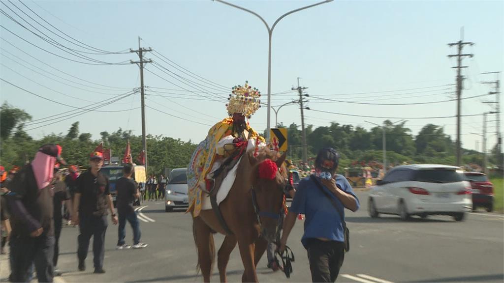 軟身關公騎馬夜巡遶境保平安 108支火把照亮大林鎮