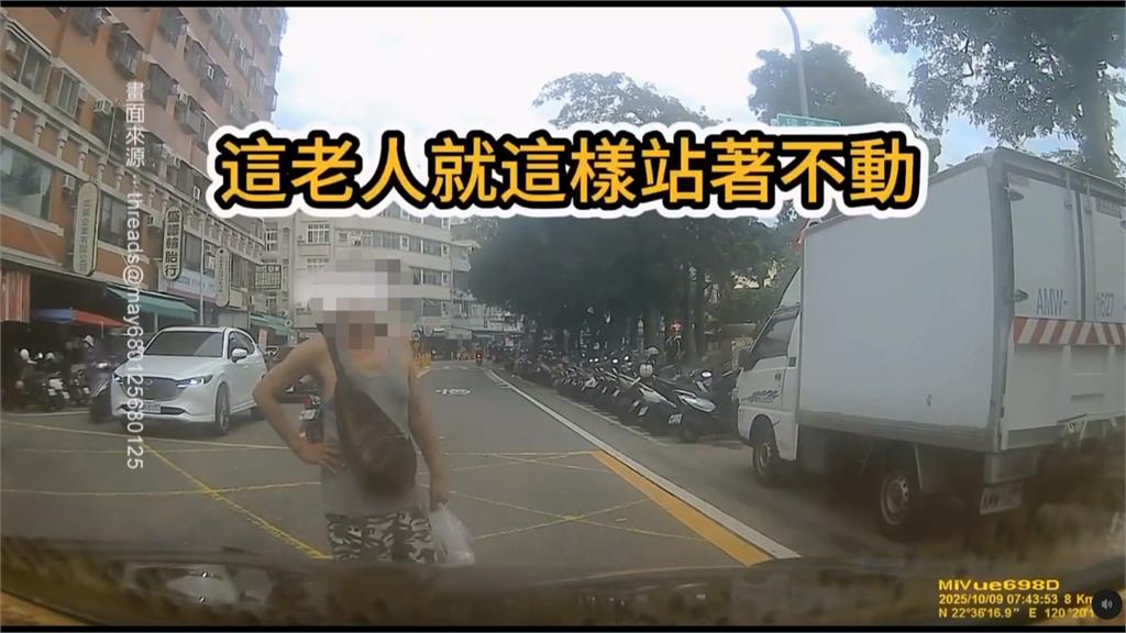 危險!高雄女子馬路中央跳舞 疑精神不穩警方通知家人帶離