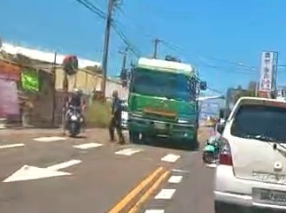 火爆!疑被逼車騎士按喇叭 大貨車駕駛不滿下車痛毆