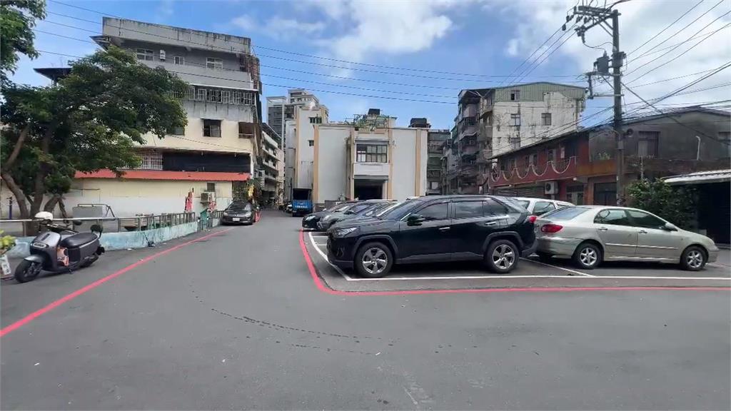 黑漆漆看嘸！　基隆醉男路倒巷弄　遭轉彎車「輾壓捲車底」險喪命
