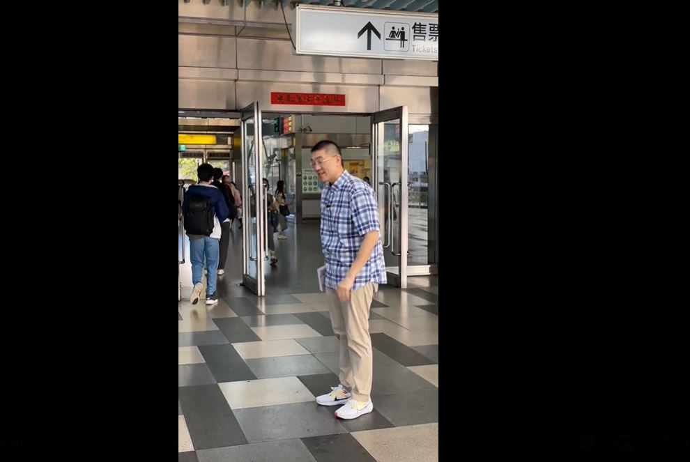 謝國樑「車站問好」直播超尷尬! 鞠躬發1物遭市民狠拒