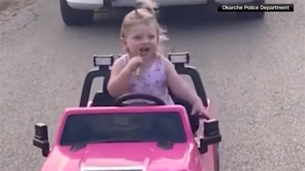 含著牙刷開玩具車上路　美國2歲女孩被攔檢逗笑警察