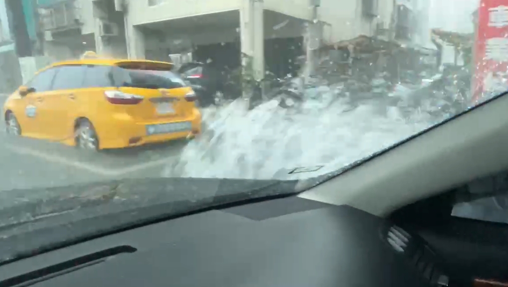 快新聞/高雄馬路變河流!轎車開一半拋錨還進水 車主急喊:阿彌陀佛