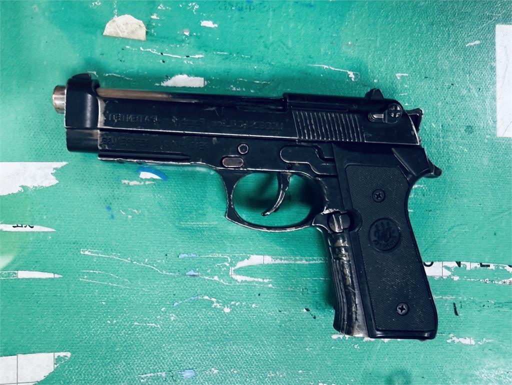 車輛半路拋錨警上前關心　駕駛慌張想逃竟是毒駕又藏槍