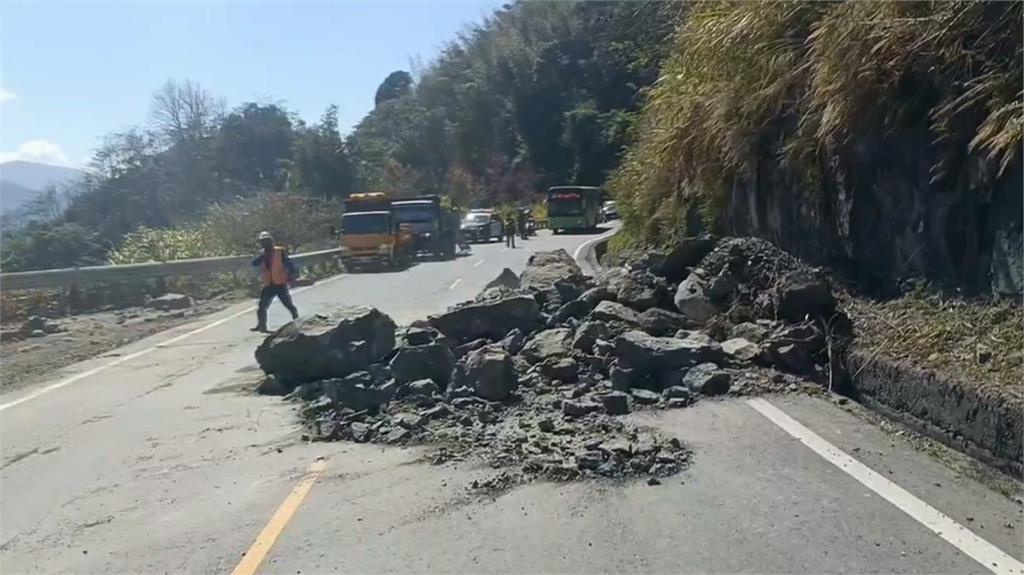 嘉義大埔規模5.6地震　台南大樓矮牆被震倒水泥塊砸車