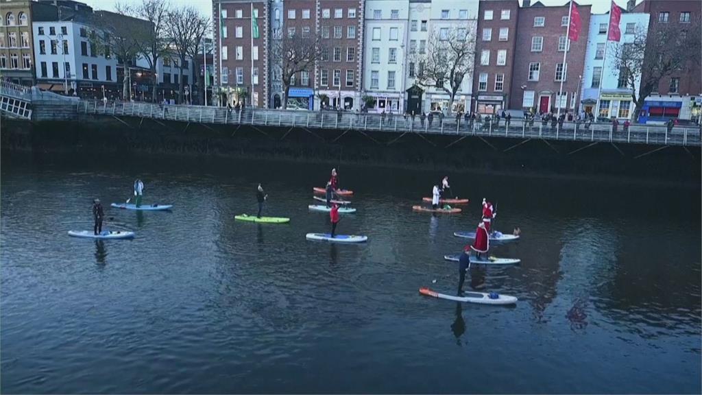 不滑雪橇改划槳板　愛爾蘭民眾扮耶老水上慶耶誕