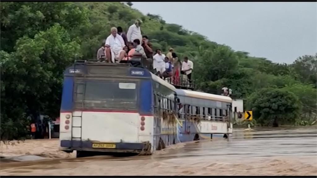 印度南部雨彈狂炸！馬路變河　民眾爬車頂待援