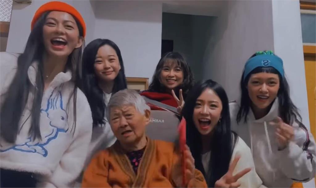 白癡公主「5姊妹」合體拜年!網讚基因強大:都是大眼美女