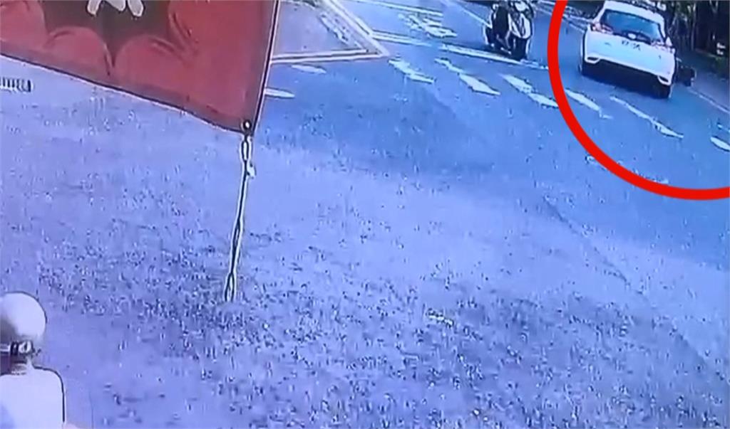 駕照剛到手就出意外　新手駕駛疑過彎緊張一路撞進店家