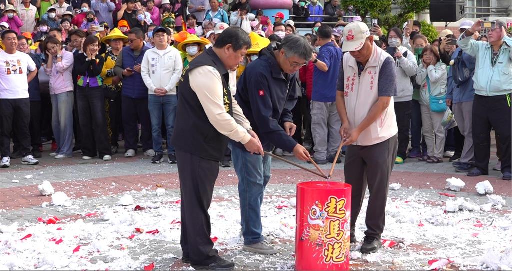 快新聞/旗山街區萬人朝聖!白沙屯媽祖遶境 李懷仁親點「起馬炮」