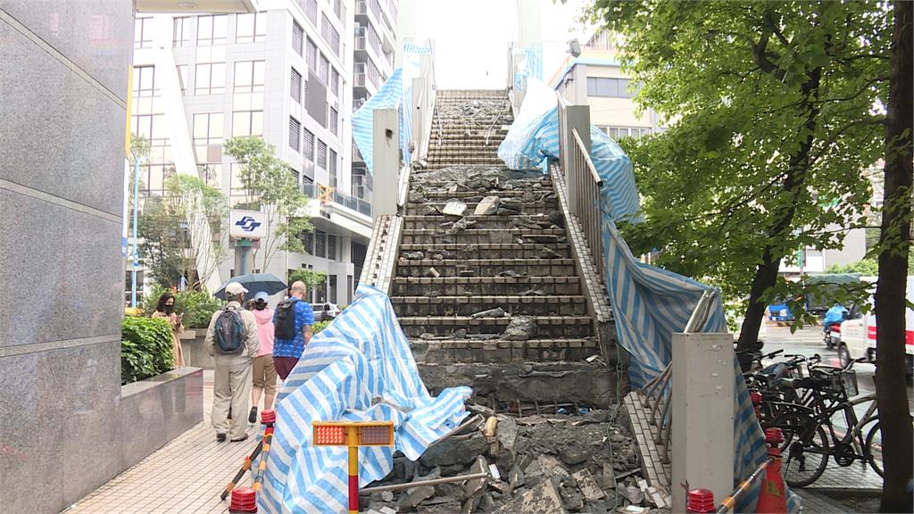 獨家!新店區公所外陸橋拆除 沒放禁入告示民眾冒險通行
