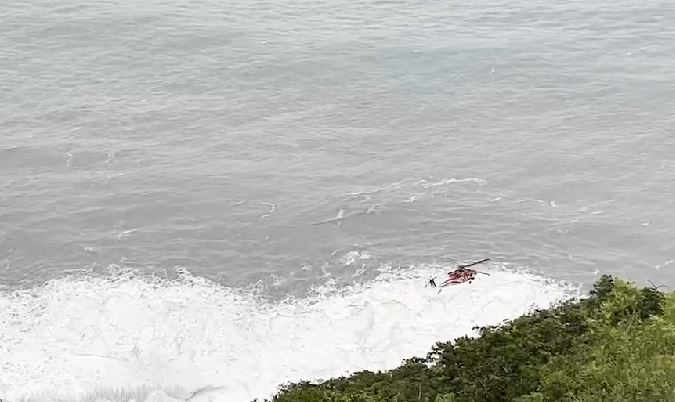 快新聞／16人含孕婦小孩夜困南澳神秘沙灘海蝕洞　警消漏夜救援受阻改派直升機