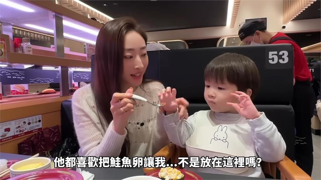 鮭魚卵怎麼吃？3歲萌娃堅持「獨特吃法」　日本媽笑：好像在高級店家