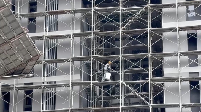 台中社宅興建工程「鋼管從天降」 民眾嚇壞:生日差點變忌日