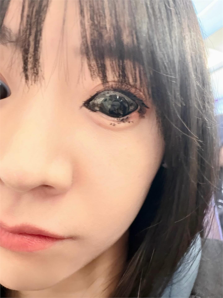 女神變女鬼最正MC搭飛機做1事眼球突變全黑！她嚇喊：以為要瞎了