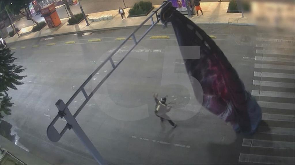 澳洲跳傘員慘掛4600公尺高空 墨西哥跳傘者懸掛交通號誌桿