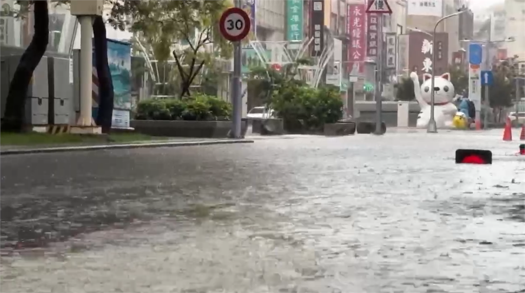 快新聞／南臺灣淹水警戒「現場畫面直擊」！高捷鹽埕埔站行人涉水而行　仁德交流道封閉