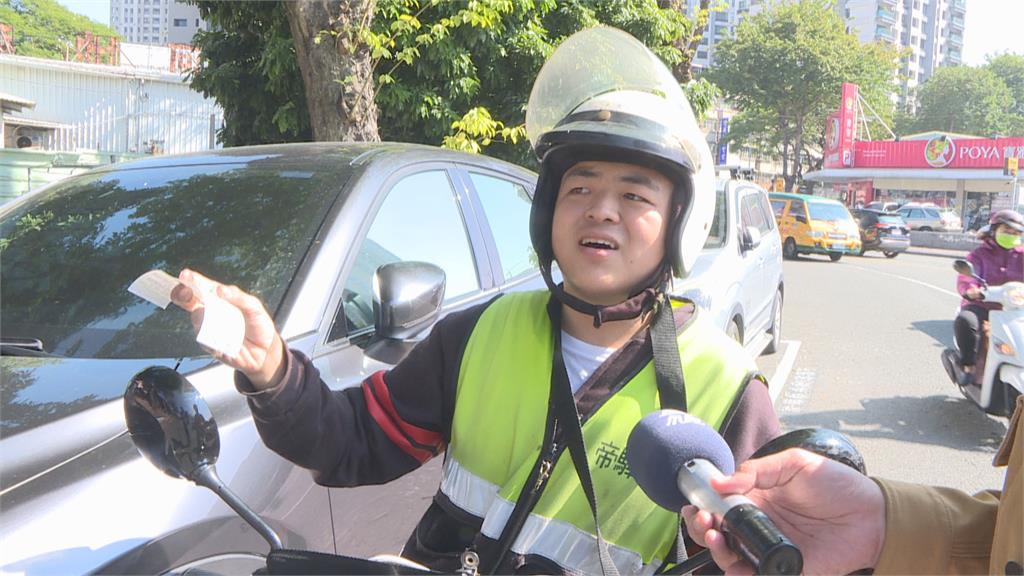 白天人行道活動晚上爬樹睡覺 高雄「都市放山雞」成地方奇景