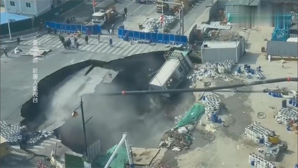 中國又現豆腐渣工程? 上海地鐵坍塌「馬路現大天坑」