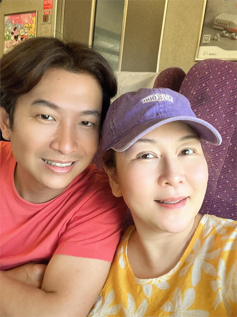 53歲張秀卿曬「小12歲嫩尪」真面目!撞臉蔡昌憲她笑回:比較像古天樂