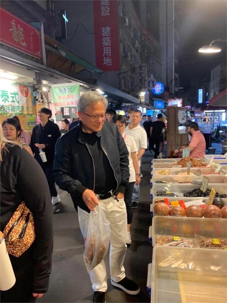 「皮衣刀客」黃仁勳騎士LOOK引領潮流!「超狂價格」網驚:不愧是AI教父