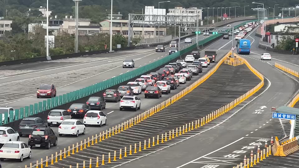 國道紫爆最大元凶不是「龜速車」!交通部曝真相:和「密度」有關