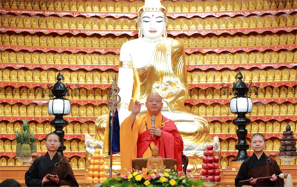 佛光山新年小巨蛋萬人法會　甘露灌頂滌熱惱三皈五戒淨身心