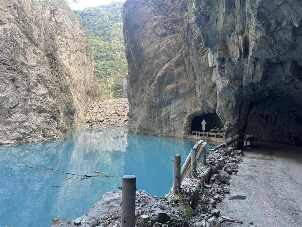 快新聞/太魯閣堰塞湖已溢流!3地今停班課 靳珩隧道口淹水畫面曝