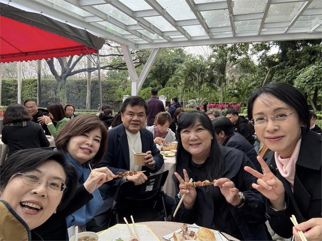 快新聞/不受助理費案影響!林岱樺現身總統官邸 與眾綠委大啖紅豆餅