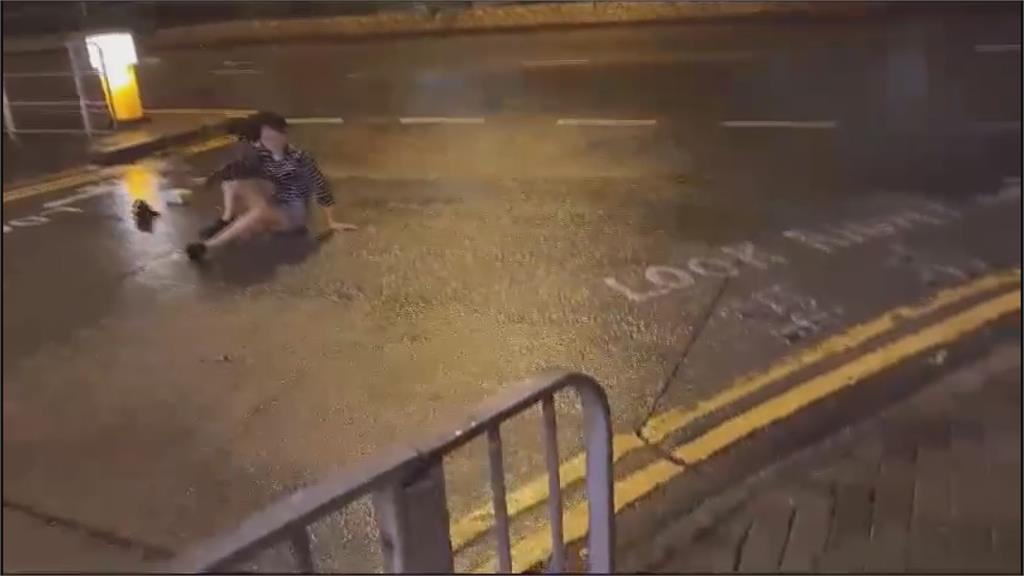 香港熱褲女不敵颱風被吹倒　「臉朝下滑行10米」網嚇喊：看到都痛